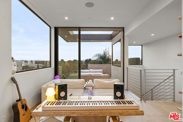 1704 Granville Avenue, Los Angeles, CA 90025