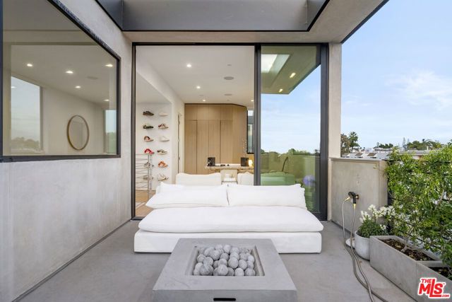 1704 Granville Avenue, Los Angeles, CA 90025