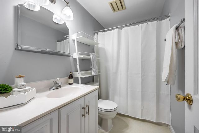 2833 BOLLING RD, Falls Church, VA 22042