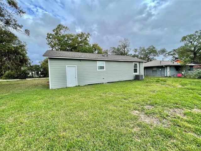 817 N Chenango Street, Angleton, TX 77515