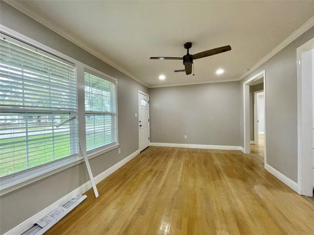 817 N Chenango Street, Angleton, TX 77515