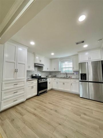 817 N Chenango Street, Angleton, TX 77515