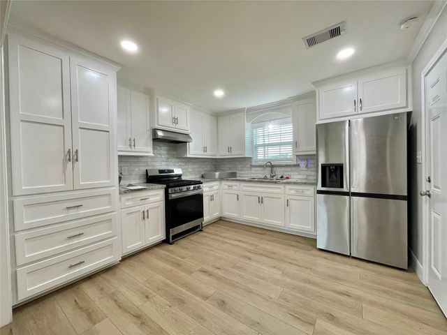 817 N Chenango Street, Angleton, TX 77515