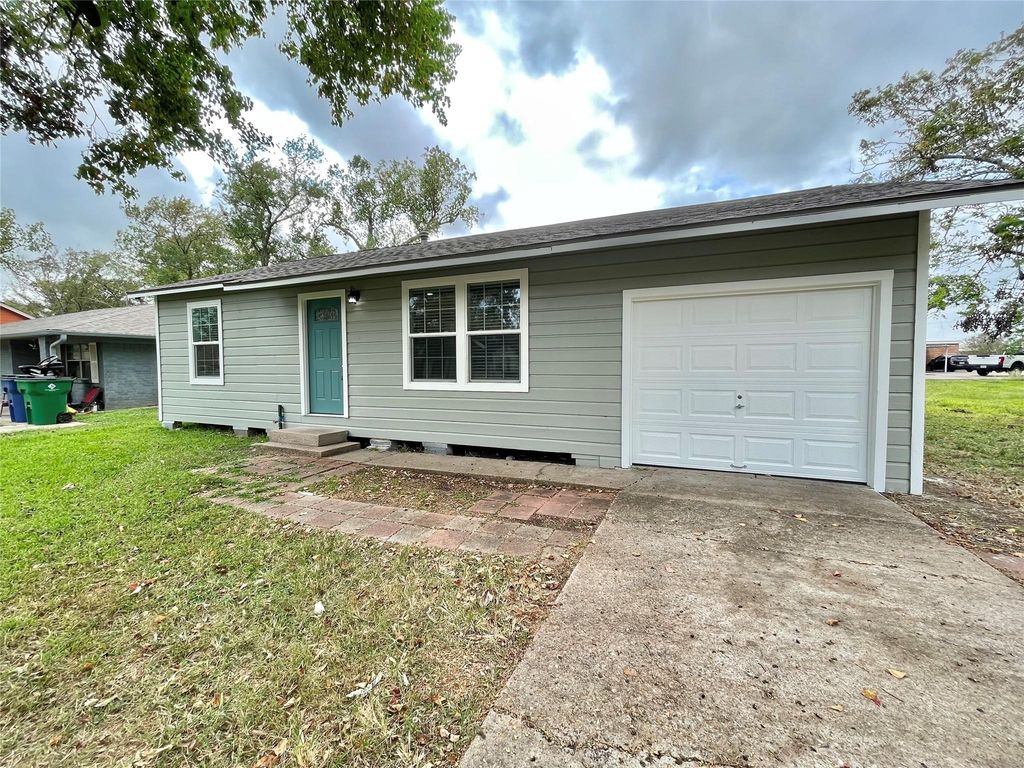 817 N Chenango Street, Angleton, TX 77515