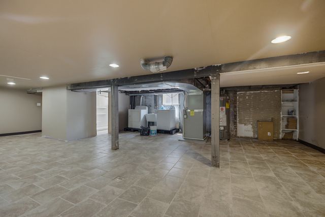 1375 WHITCOMB Avenue, Des Plaines, IL 60018
