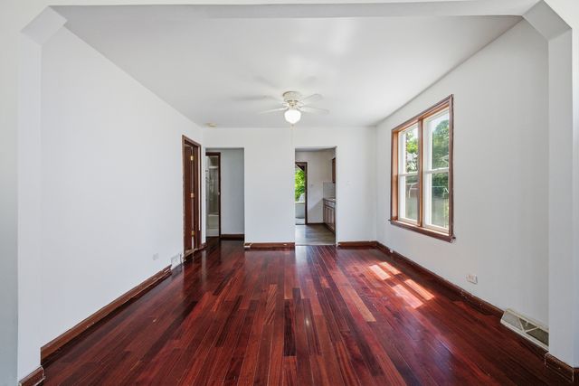 1375 WHITCOMB Avenue, Des Plaines, IL 60018