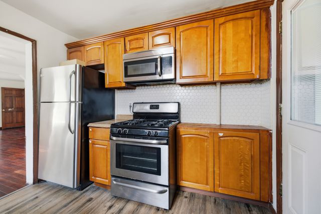 1375 WHITCOMB Avenue, Des Plaines, IL 60018