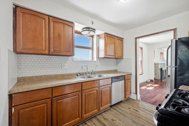 1375 WHITCOMB Avenue, Des Plaines, IL 60018
