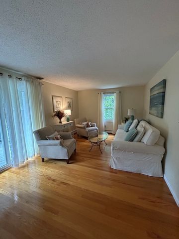 402 Twin Lakes Dr 402, Halifax, MA 02338