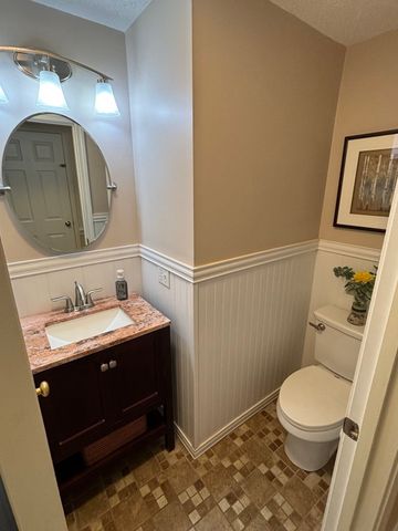 402 Twin Lakes Dr 402, Halifax, MA 02338