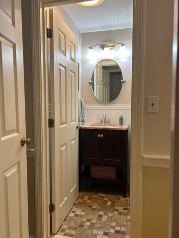 402 Twin Lakes Dr 402, Halifax, MA 02338