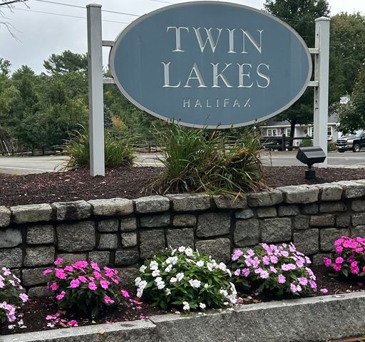 402 Twin Lakes Dr 402, Halifax, MA 02338