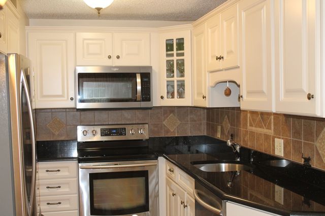 402 Twin Lakes Dr 402, Halifax, MA 02338