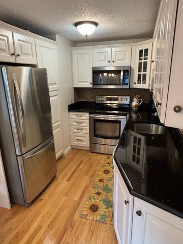 402 Twin Lakes Dr 402, Halifax, MA 02338