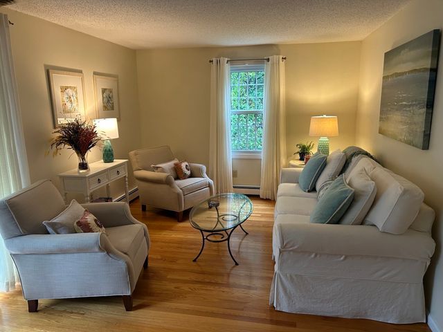 402 Twin Lakes Dr 402, Halifax, MA 02338