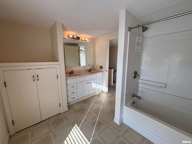 1836 N 1300 E Road, Taylorville, IL 62568