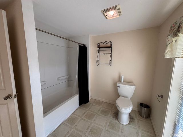 1836 N 1300 E Road, Taylorville, IL 62568