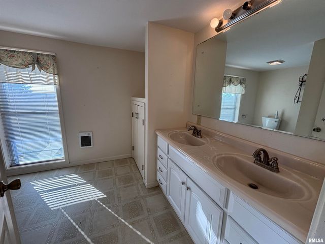 1836 N 1300 E Road, Taylorville, IL 62568