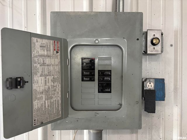 1836 N 1300 E Road, Taylorville, IL 62568