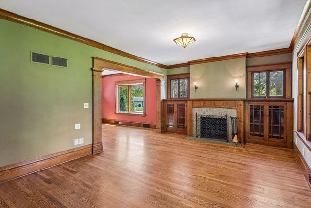 1085 Ryan Avenue W, Roseville, MN 55113