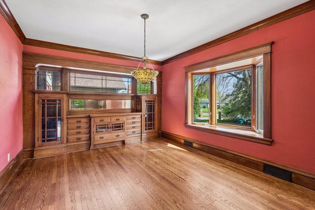 1085 Ryan Avenue W, Roseville, MN 55113