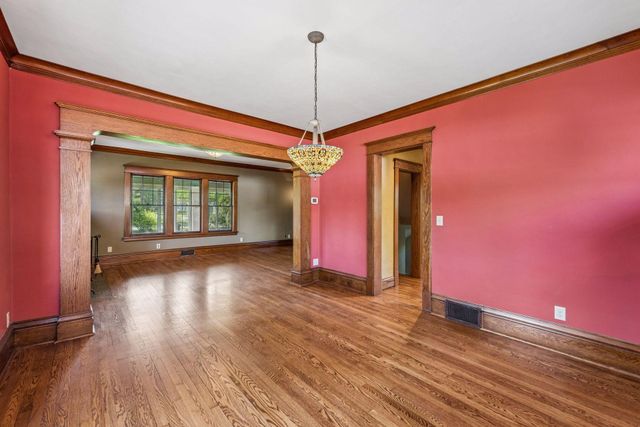 1085 Ryan Avenue W, Roseville, MN 55113