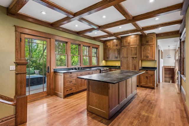 1085 Ryan Avenue W, Roseville, MN 55113