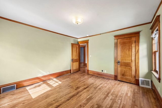 1085 Ryan Avenue W, Roseville, MN 55113