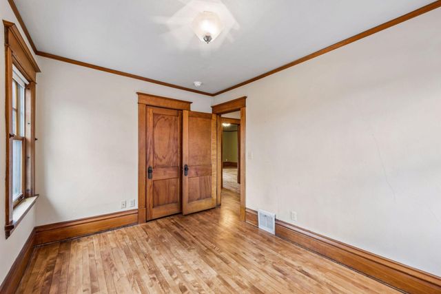 1085 Ryan Avenue W, Roseville, MN 55113