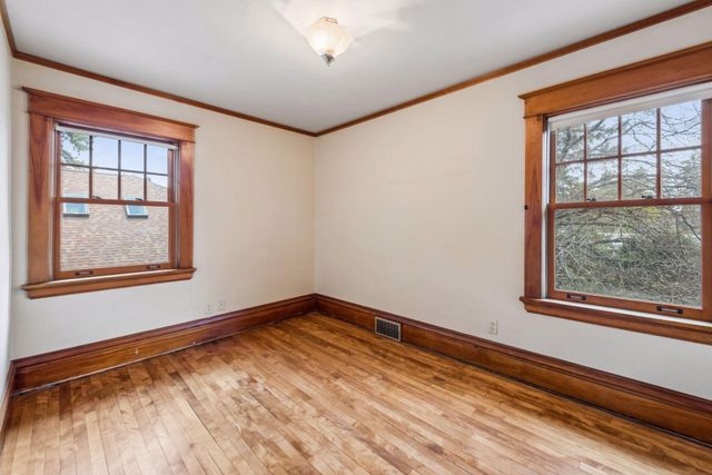 1085 Ryan Avenue W, Roseville, MN 55113