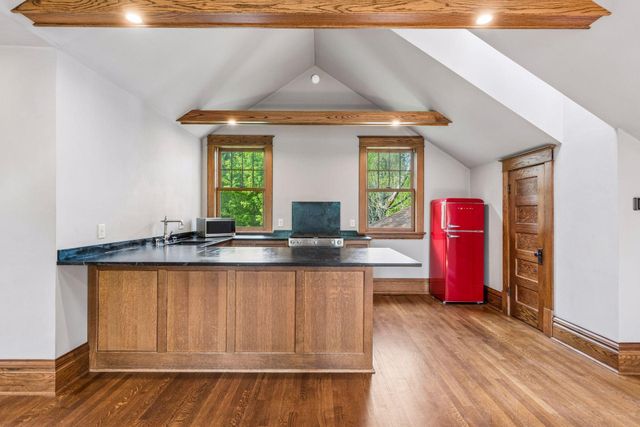 1085 Ryan Avenue W, Roseville, MN 55113