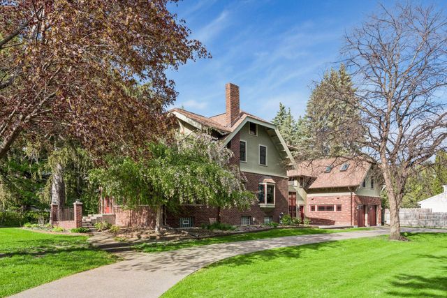 1085 Ryan Avenue W, Roseville, MN 55113