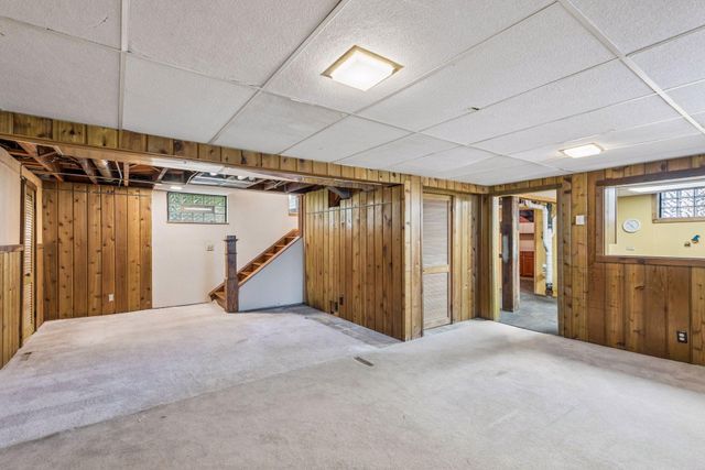 1085 Ryan Avenue W, Roseville, MN 55113