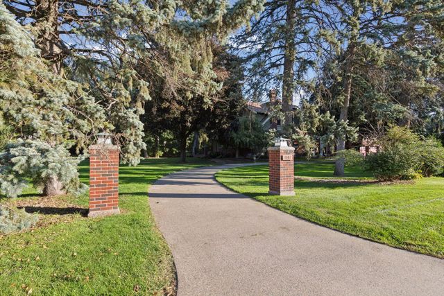 1085 Ryan Avenue W, Roseville, MN 55113