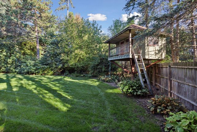 1085 Ryan Avenue W, Roseville, MN 55113