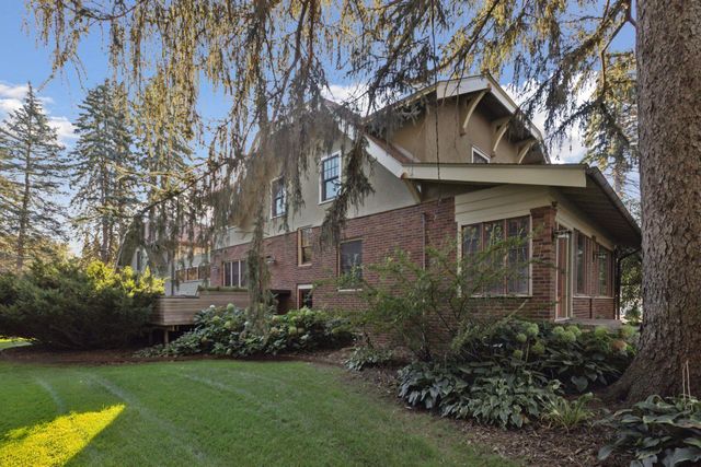 1085 Ryan Avenue W, Roseville, MN 55113