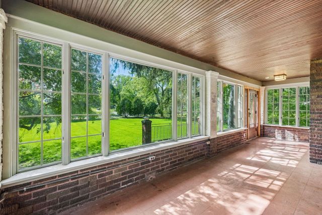 1085 Ryan Avenue W, Roseville, MN 55113