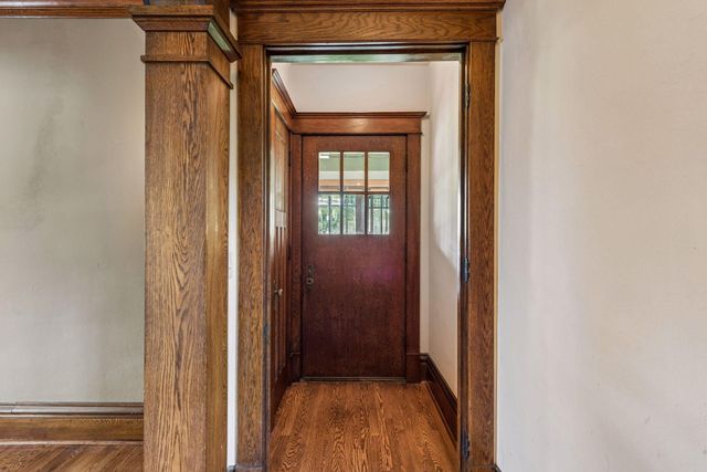 1085 Ryan Avenue W, Roseville, MN 55113