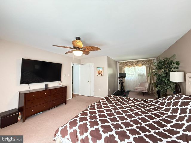1140 COUNTRY PLACE DR, Tobyhanna, PA 18466