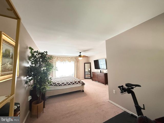 1140 COUNTRY PLACE DR, Tobyhanna, PA 18466