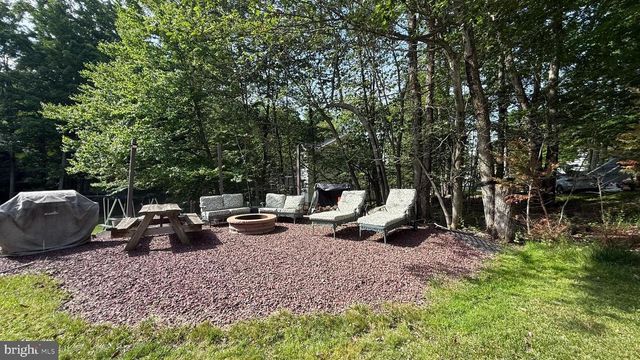 1140 COUNTRY PLACE DR, Tobyhanna, PA 18466