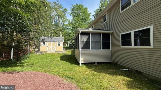 1140 COUNTRY PLACE DR, Tobyhanna, PA 18466