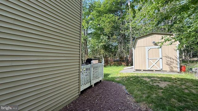 1140 COUNTRY PLACE DR, Tobyhanna, PA 18466