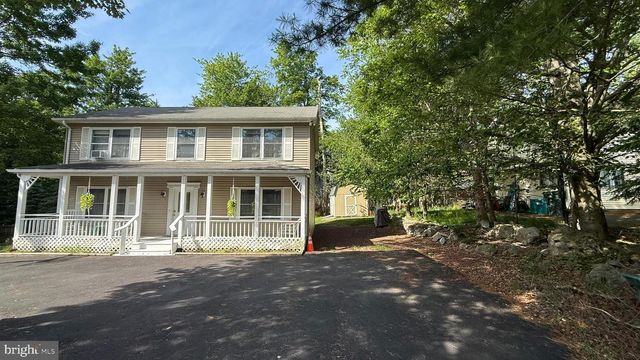 1140 COUNTRY PLACE DR, Tobyhanna, PA 18466