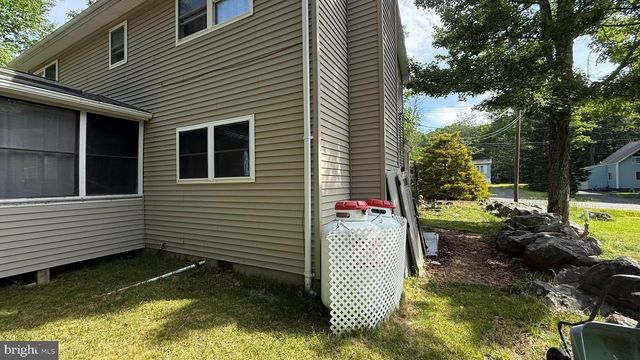 1140 COUNTRY PLACE DR, Tobyhanna, PA 18466