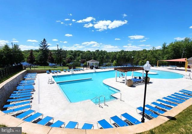 1140 COUNTRY PLACE DR, Tobyhanna, PA 18466
