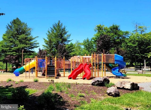 1140 COUNTRY PLACE DR, Tobyhanna, PA 18466