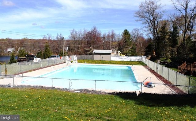 1140 COUNTRY PLACE DR, Tobyhanna, PA 18466