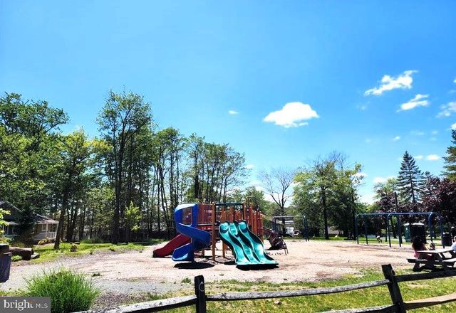 1140 COUNTRY PLACE DR, Tobyhanna, PA 18466