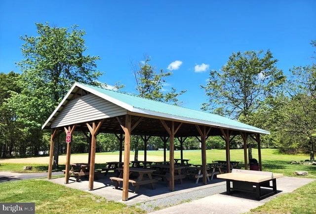 1140 COUNTRY PLACE DR, Tobyhanna, PA 18466